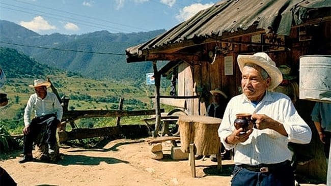 Dos hombres en una zona rural de Puebla, en una imagen de 2010. (GTRES)