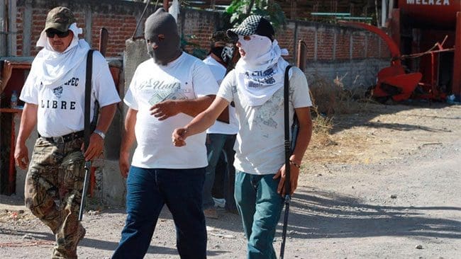 Integrantes de la guardia civil custodian las calles de los municipios de Buenavista y Tepalcatepec de Michoacán a finales de febrero de 2013. (GUSTAVO SALAS/ NOTIMEX)
