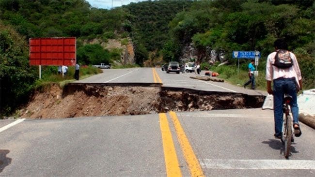 Daños en la autopista del Sol causados por la tormenta 'Manuel'. (Lenin Ocampo Torres / EFE)