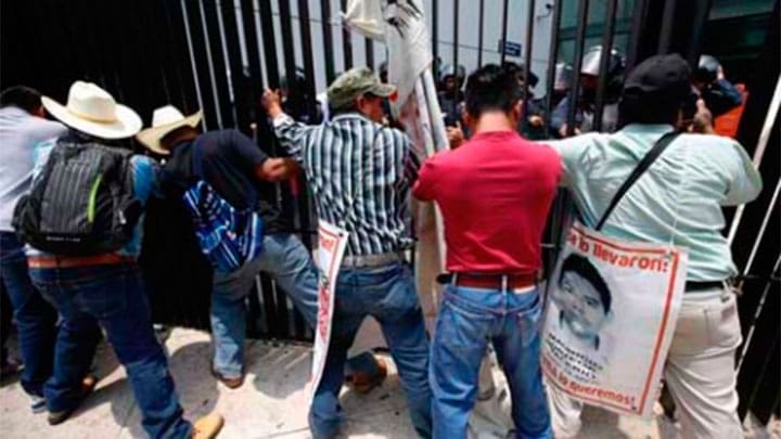 Padres y estudiantes de la Normal Rural de Ayotzinapa intentan abrir la reja del Senado, luego que de los 10 integrantes de la Comisión Permanente que se habían comprometido a recibirlos sólo se presentó Alejandro Encinas. Cuando el contingente se alejaba