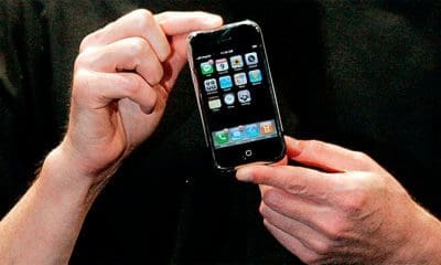 / El primer iPhone en los manos de Steve Jobs, 2007/ Kimberly White / Reuters