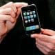 / El primer iPhone en los manos de Steve Jobs, 2007/ Kimberly White / Reuters