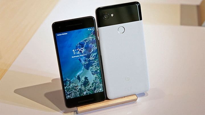 / Los nuevos teléfonos inteligentes de Google Pixel 2 y Pixel 2 XL fueron presentados este 4 de octubre de 2017 en el SFJAZZ Center en San Francisco, California./ Elijah Nouvelage / AFP