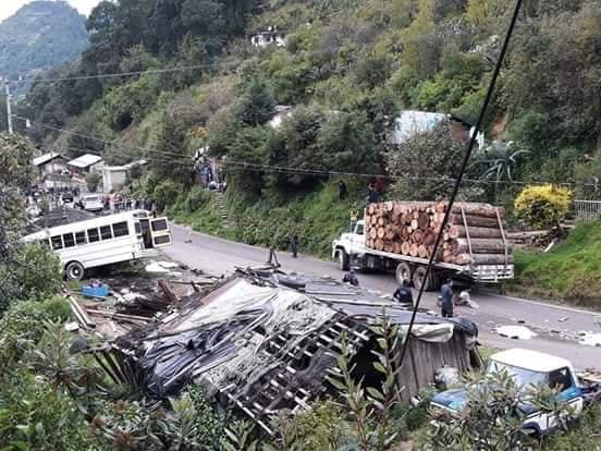 Accidente deja al menos 10 Muertos en Angangueo Michoacán