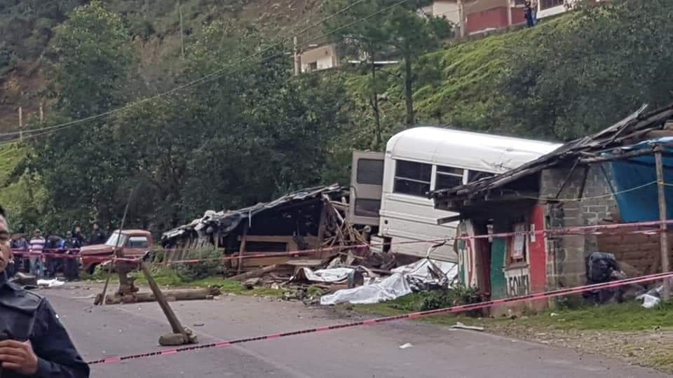 accidente deja al menos 10 muertos en Angangueo Michoacán