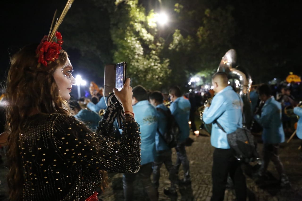 Turistas disfrutan de la seguridad y belleza de Michoacán en Noche de Muertos