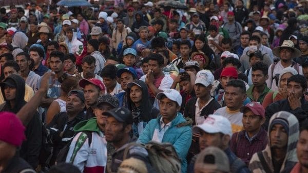 Mientras los migrantes cruzaban las aguas del río Suchiate, elementos de la Marina mexicana advertían a los viajeros de los peligros de ingresar al país de esa forma. | Foto: EFE