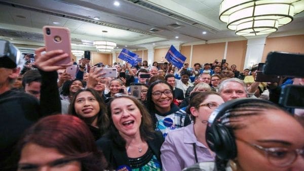 Los seguidores del Partido Demócrata celebraron por la victoria de varias figuras progresistas que saltan a la política de Estados Unidos. | Foto: Reuters