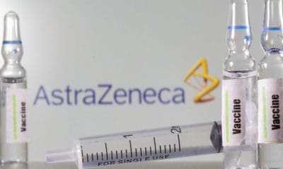 "Vacuna" frente a logo de AstraZeneca