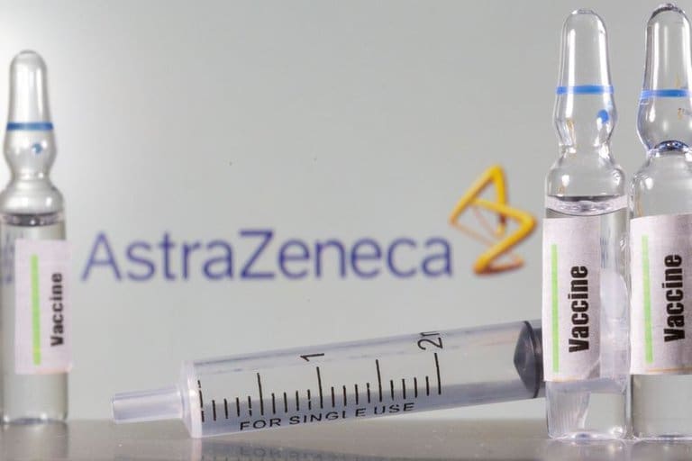 "Vacuna" frente a logo de AstraZeneca